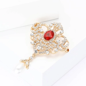 Broche baroque en alliage doré avec gemme rouge ovale et pendentif perle blanche