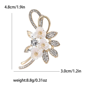 Eleganter Gold-Blumenbrosche mit weißen Blüten und Kristallen, 4.8cm Höhenmessung