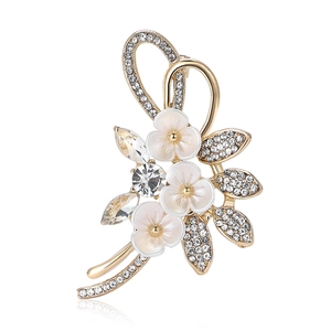 Eleganter goldener Blumenstrauß-Brosche mit weißen Blüten und glänzenden Strass