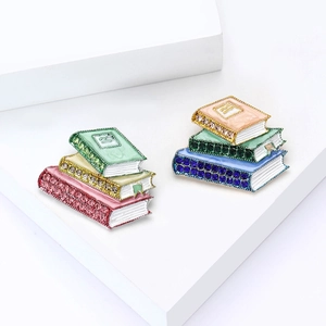 Broche Créative en Émail et Strass avec Livres Empilés Épingle en Alliage pour Hommes Femmes Style Académie Bijoux de Mode