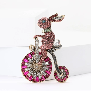 Luxe gouden konijn op de fiets broche met roze strassteentjes en vintage ontwerp