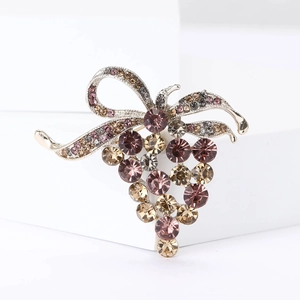 Broche raisin élégante en alliage doré avec strass violets et champagne scintillants