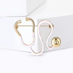 Broche stéthoscope créative en alliage doré et émail rose pour bijoux médicaux