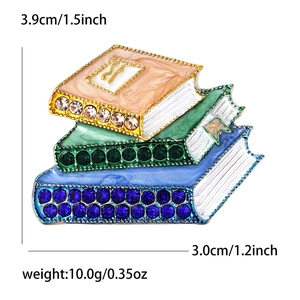 Détail de la broche émaillée en forme de livres empilés avec strass, taille 3,9cm x 3,0cm