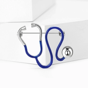 Détails de la broche stéthoscope en alliage et émail montrant le métal argenté et le glaçage bleu