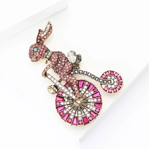 Detail van vintage konijnenbroche op een hoge bi met kleurrijke strass-steentjes
