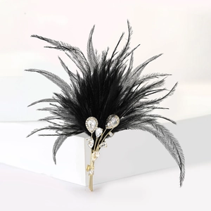 Exquise broche en plumes noires avec branches dorées et pierres de zircon claires