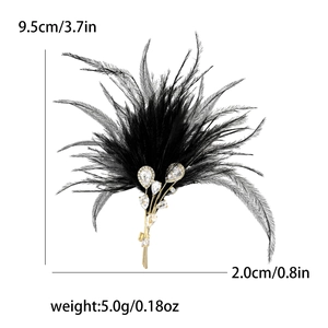 Élégante broche en plumes noires avec base dorée et cristaux de zircone pour femme