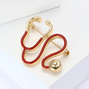 Broche stéthoscope créative en alliage doré et émail rouge pour professionnels