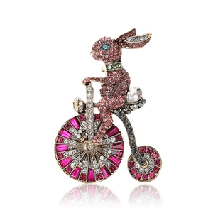 Broche Vintage en Alliage avec Strass Lapin Chevauchant une Bicyclette Mode Animal Bunny Pin pour Femme Costume Cardigan