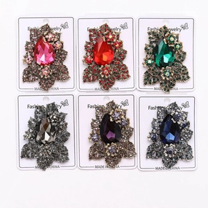 Détail de six broches vintage avec strass en forme de poire en plusieurs couleurs variées