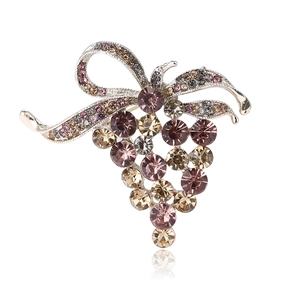 Broche de raisin exquise avec strass multicolores et nœud argenté sur fond blanc