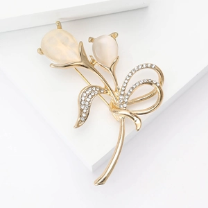 Élégante broche fleur en pierre œil de chat avec pétales en cristal sur support
