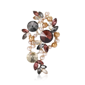 Exquisite vintage alloy brooch with rhinestones and pearls on a gold-plated base