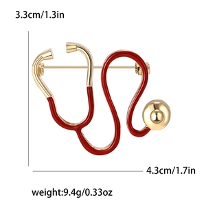 Broche stéthoscope créative en or avec émail rouge et marquages de dimensions