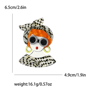 Broche cartoon en acrylique représentant une fille à lunettes et grandes boucles