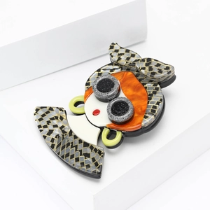 Broche artistique en acrylique fille avec cheveux orange et boucles d'oreilles vertes