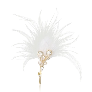 Broche luxueuse en plumes blanches avec base florale dorée et strass étincelants
