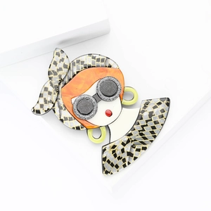 Broche artistique en acrylique représentant une fille rétro avec lunettes et cheveux orange