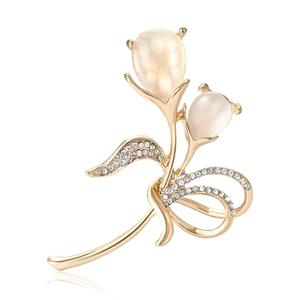 Élégante broche tulipe dorée avec pétales en opale et zircons brillants sur fond blanc