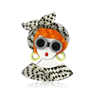 Broche pop art en acrylique femme aux cheveux orange et lunettes de soleil