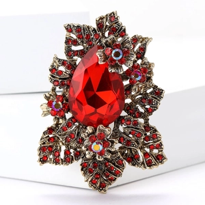 Broche florale dorée vintage avec cristal rouge en goutte et détails de feuilles