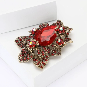 Broche baroque vintage avec pierre rouge en goutte et feuilles de cristal sur bloc