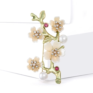 Eleganter Gold-Emaille Pflaumenblütenzweig Brosche mit rosa Blumen und Perlen auf Weiß