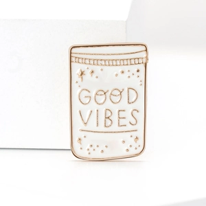 Broche Émaillée Good Vibes Forme Pot Mason Alliage Badge Bord Doré Émail Blanc Épingle de Revers pour Costume Manteau Bijoux Femme
