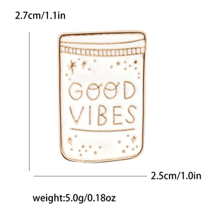 Broche en émail Good Vibes en forme de pot avec étoiles dorées et détails de dimensions