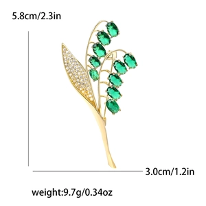 Dettaglio della spilla mughetto con dimensioni di 5,8 cm di altezza e 3,0 cm di larghezza
