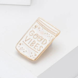 Broche en émail dessin animé avec texte Good Vibes sur un design de bocal blanc