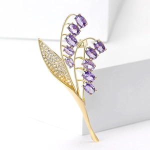 Elegante spilla a mughetto con zirconi viola e design floreale placcato in oro