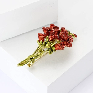 Elegante spilla a bouquet di rose in smalto rosso con foglie verdi e finitura dorata