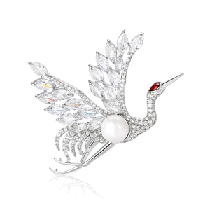 Elegant red-crowned crane brooch with cubic zirconia feathers and a large white pearl detail
