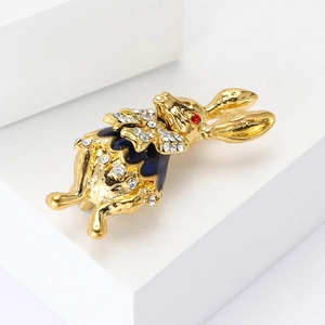 Élégante broche lapin dorée avec émail bleu et strass scintillants pour costumes