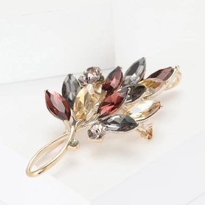 Élégante broche en feuille d'or pour femmes avec cristaux et pierres multicolores