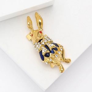 Broche lapin dorée exquise avec émail bleu foncé et strass blancs sur fond blanc épuré