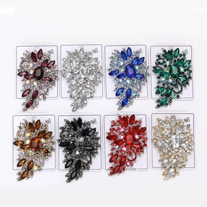 Set mit acht Vintage-Broschen aus Legierung mit Strass und bunten Edelsteinen