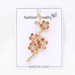 Detailansicht der eleganten Gold-Pflaumenblüten-Brosche mit Emaille und Perlen