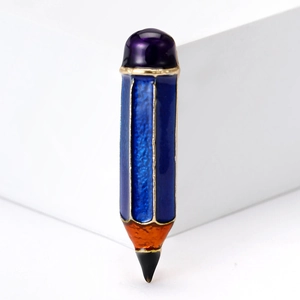 Vue détaillée de la broche crayon créative en émail bleu avec insert de pierre violette