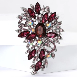 Detail der Vintage-Blumenbrosche mit tiefroten Kristallen und funkelnden AB-Strasssteinen