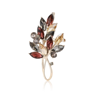 Broche élégante en forme de feuille avec strass colorés pour costumes et cardigans