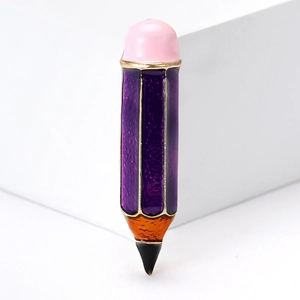 Détail d'une broche crayon créative en émail violet avec paillettes et bordure dorée