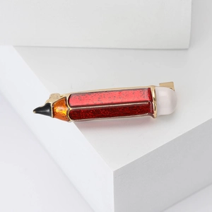 Broche créative en émail en forme de crayon avec paillettes rouges et bordure en alliage