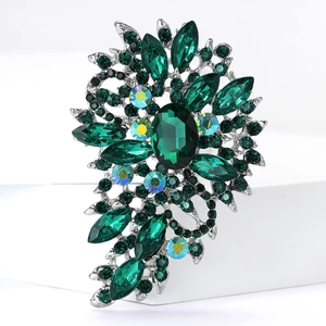 Nahaufnahme der Vintage-Blumenbrosche mit smaragdgrünen Kristallen und AB-Strasssteinen