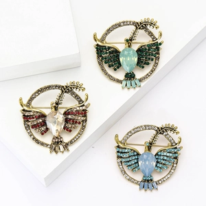 Vintage Alloy Crystal Peace Dove Brooch Pin For Women Rhinestone Flying Bird Olive Branch Circle Badge Fashion Suit Accessory