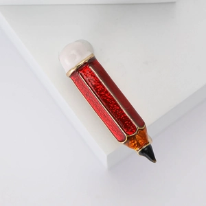 Broche créative en émail rouge en forme de crayon avec des accents dorés
