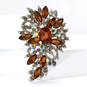 Makro-Detail der Vintage-Bernsteinkristall-Brosche mit aufwendigen Strass-Blattmustern