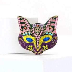 Dettaglio macro della spilla maschera di volpe con strass multicolore e smalto intarsiato